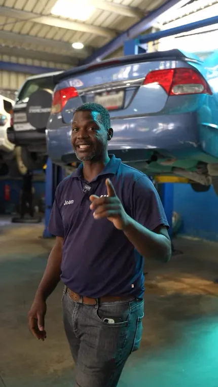 Video de servicio grabado en un taller mecánico