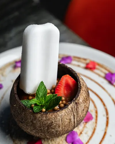 La Vyuda · Postre servido en coco