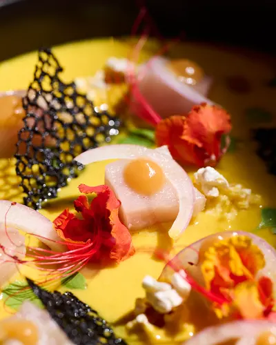 La Vyuda · Plato de autor con flores