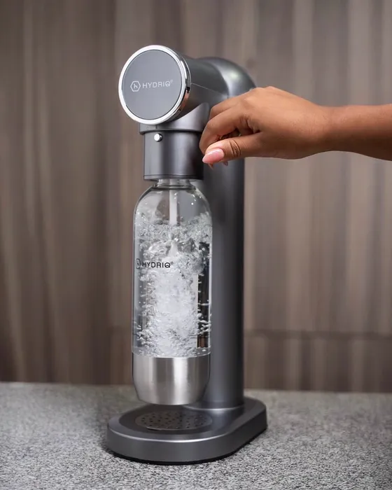 Máquina de agua con gas en uso