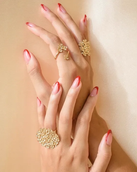 Anillos de joyería sobre fondo cálido