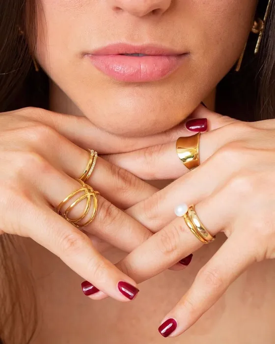 Retrato de detalle con anillos