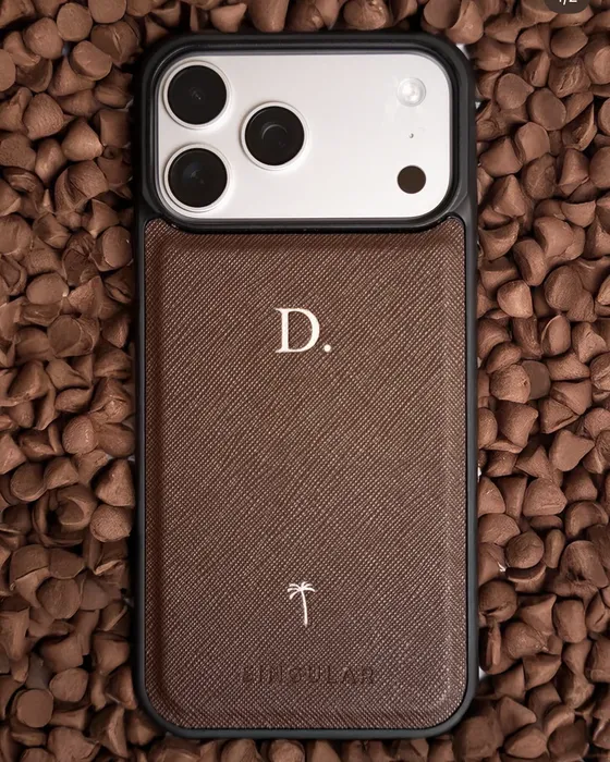 Funda de cuero con monograma, sobre chispas de chocolate